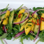 Ensalada de mango, aguacate y rucula