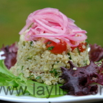 Ensalada de quinua con cebollas curtidas