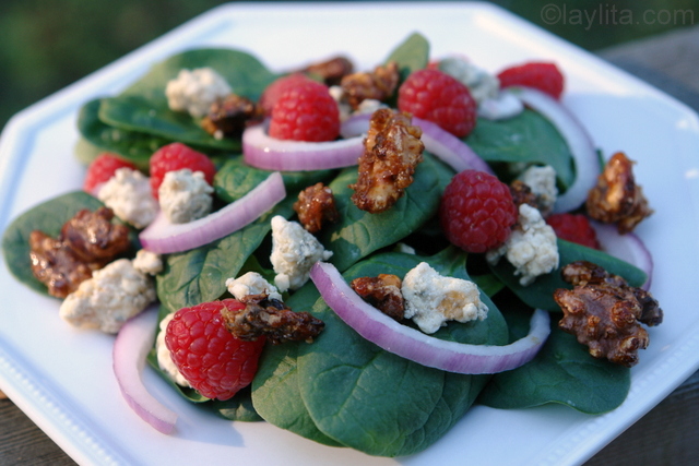 Salade d’épinards et framboises Salade d’épinards et framboises avec gorgonzola et noix au miel grillées au four